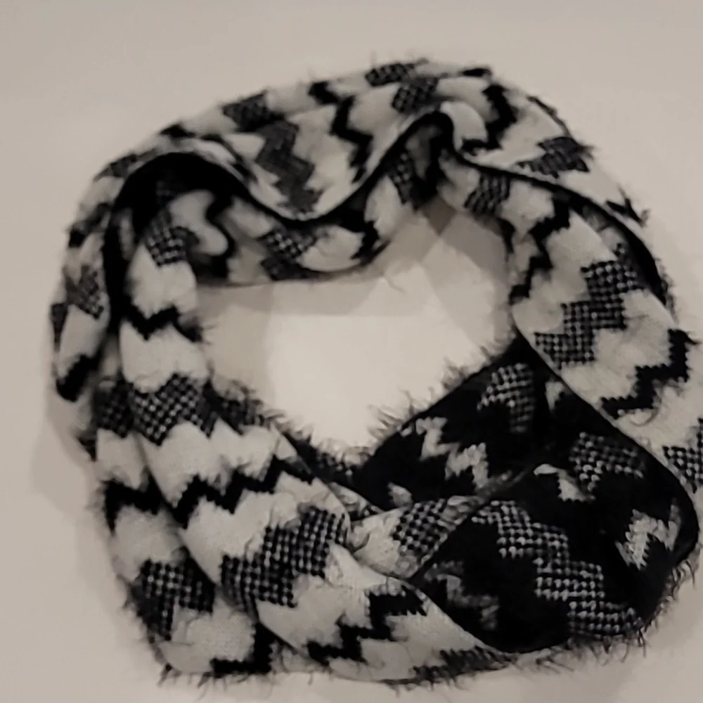 Infinity Fuzzy Knit Reversible Scarf Black White 40